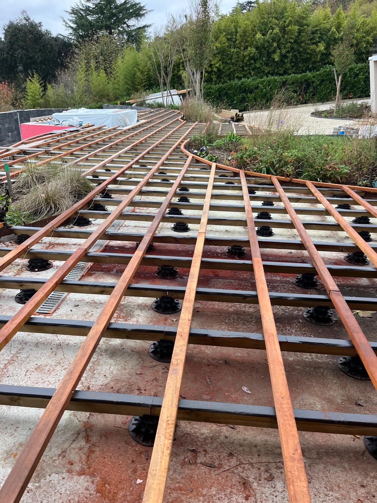 Réalisation d'une terrasse sur plots sur-mesure