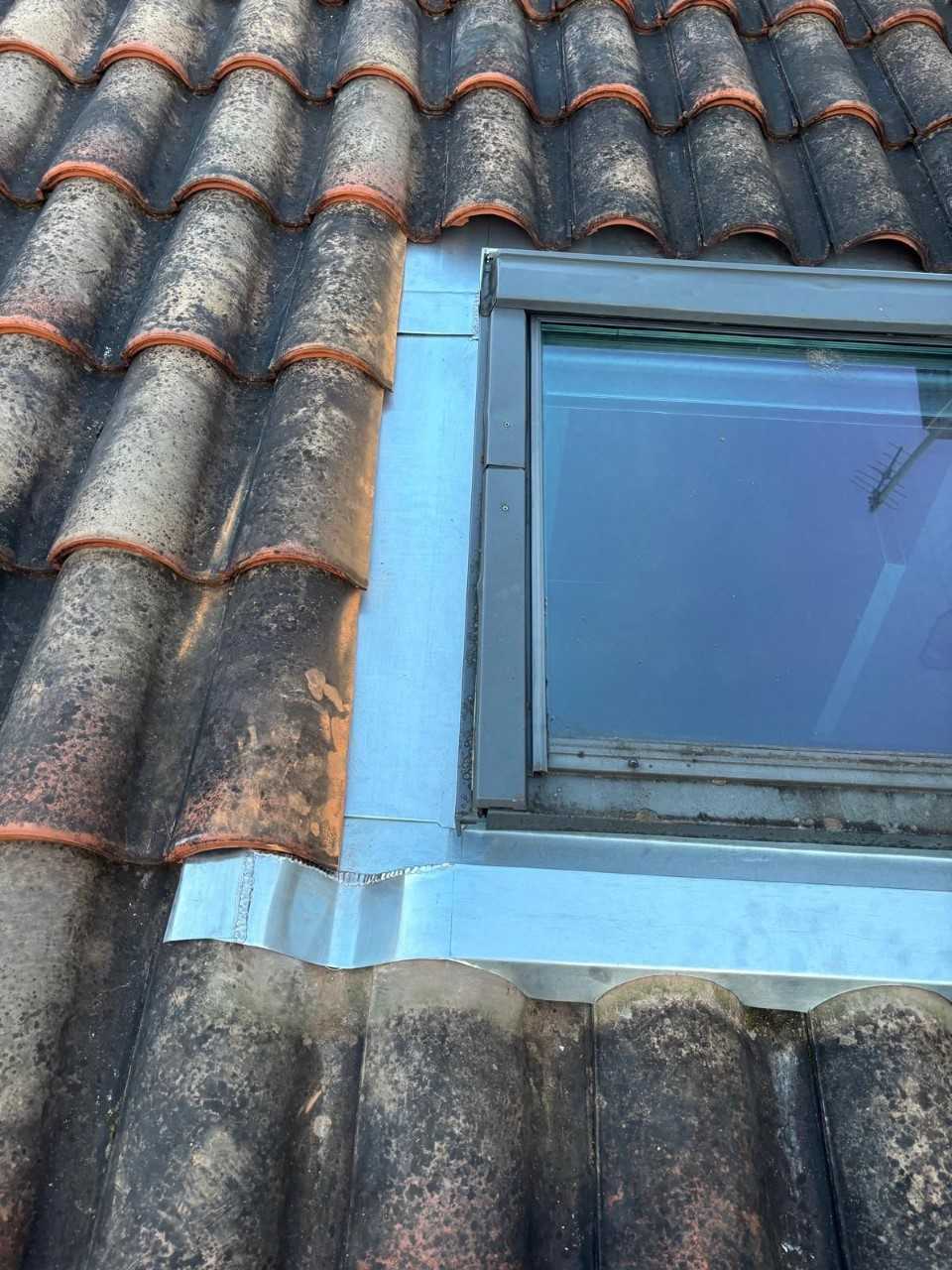 Adaptation d'un Velux et de son entourage en zinc